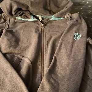 Lululemon hoodie. No sting. Still in great cond.